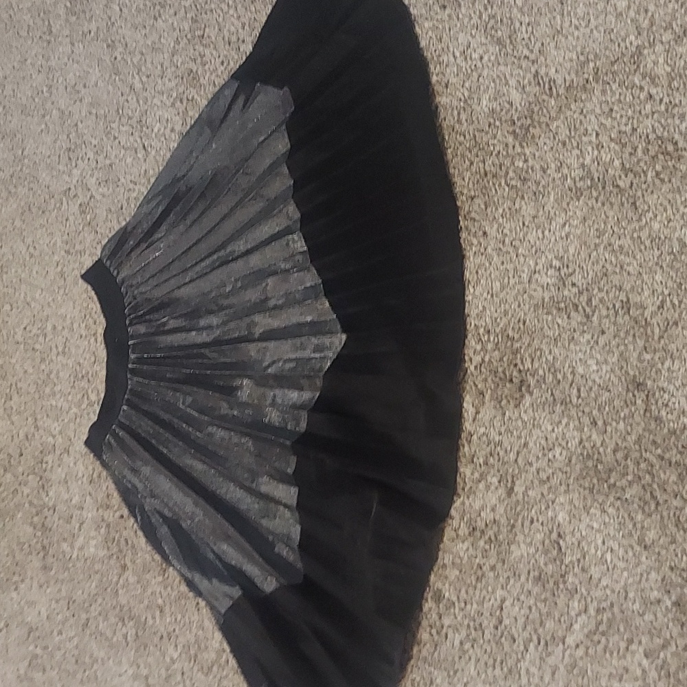 I'm Selling  this sparkly Black and sliver skirt